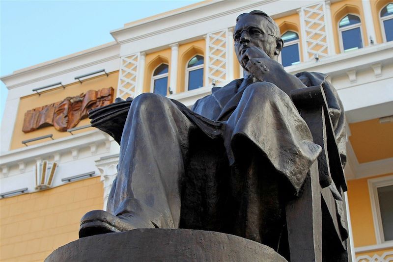 Statue d'Uzeyir Hajibeyov devant l'Académie de musique Hajibeyov de Bakou - Azerbaïdjan