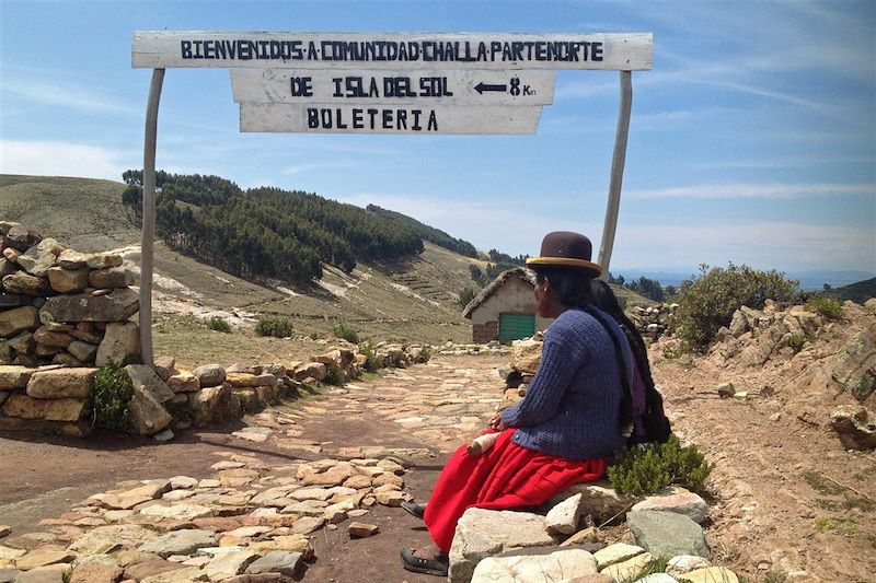 Femmes sur un muret à Isla Del Sol - Province de Manco Kapac - Département de La Paz - Bolivie