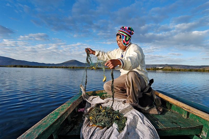 Pêcheur au filet sur le lac Titicaca