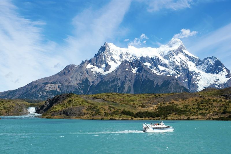 Lac Pehoe et chute d'eau Salto Grande - Parc national Torres del Paine - Patagonie - Chili - Amérique du sud