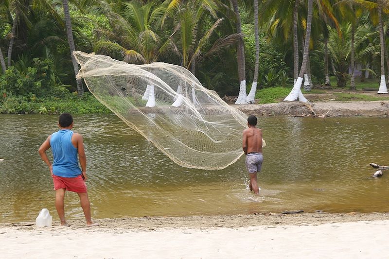 Pêcheurs au filet à Santa Marta - Colombie