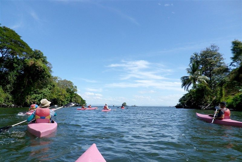Kayak entre les Isletas de Granada, sur le lac Nicaragua - Nicaragua 
