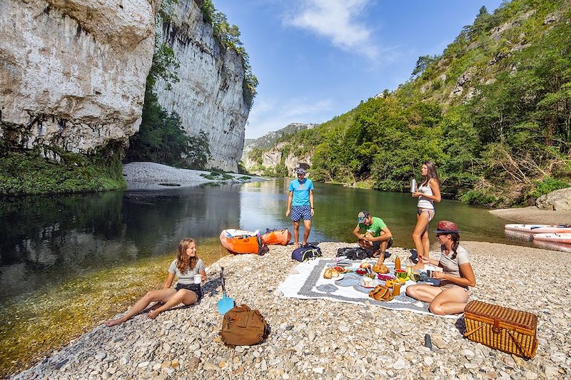 Pique-nique au bord de la rivière dans les Gorges du Tarn - Occitanie - France