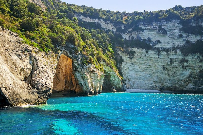 Blue Caves sur l'île de Paxos - Mer Ionienne - Grèce