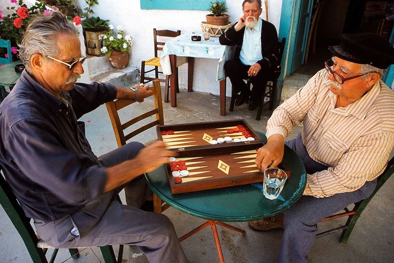Partie de Backgammon à Tholaria - Île d'Amorgos - Grèce