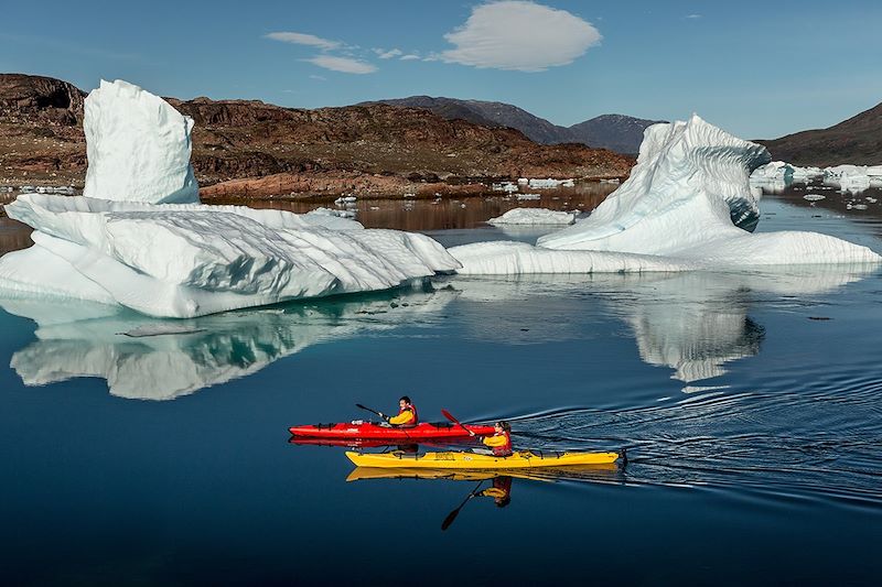 Kayaks dans le fjord de  Sermilik vers Tasiusaq-Groenland