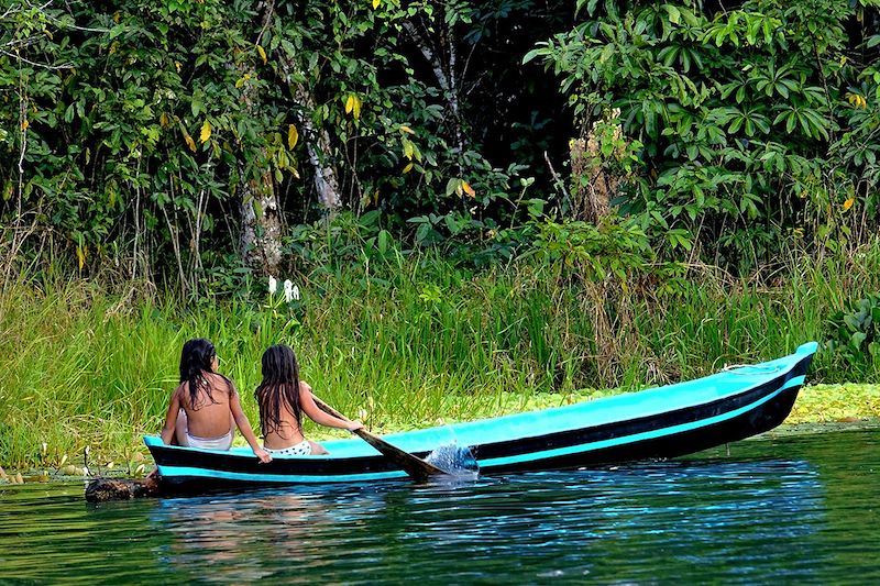 Deux enfants à bord d'un canoë - Livingstone - Guatemala
