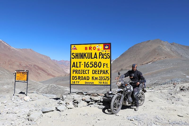 A moto au col de Shingo-La - Ladakh - Inde
