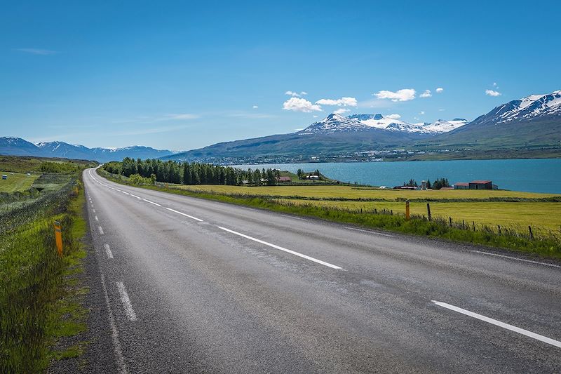 Route aux environs d'Akureyri - Islande