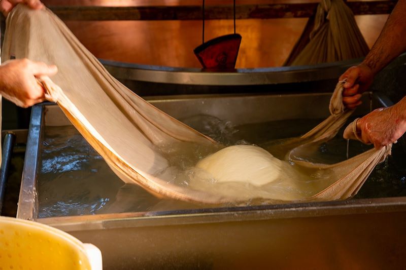 Fabrication du Parmigiano Reggiano dans la Province de Parme - Italie