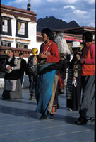 Lhassa, le toit du monde en dragon de fer