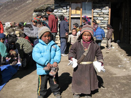 Tour du Manaslu et solidarité avec les enfants de Samdo