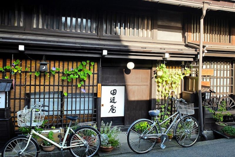 Vélos dans les rues de Takayama - Japon