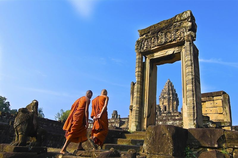 Moines dans le temple de Bakong - Angkor - Cambodge