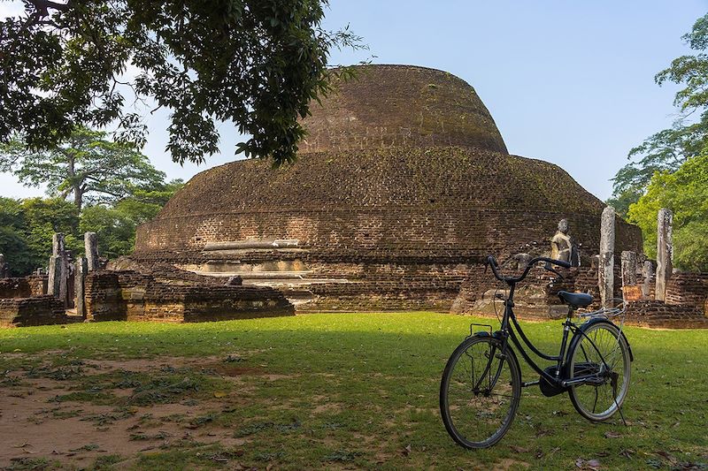 Vélo dans la cité de Polonnaruwa - Sri Lanka 