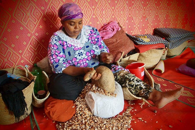 Extraction de l'huile d'argan dans une coopérative traditionnelle de femmes dans la région d'Essaouira - Maroc