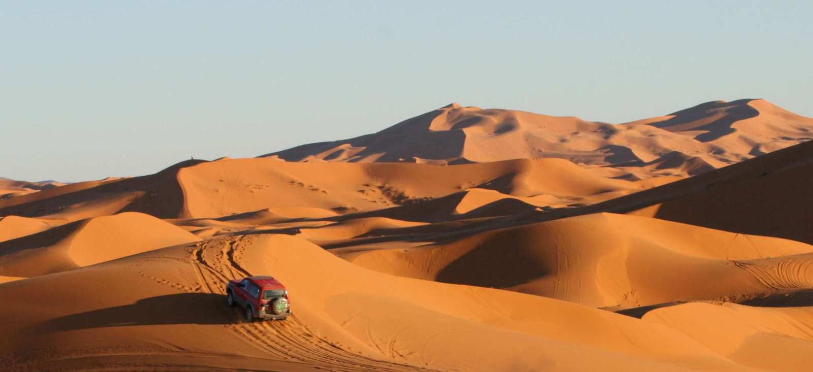 Image A cache cache (ou en 4x4) dans les dunes