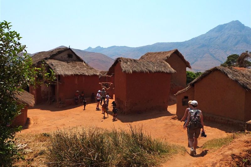 Randonnée dans un village dans la Vallée de Tsaranoro - Madagascar
