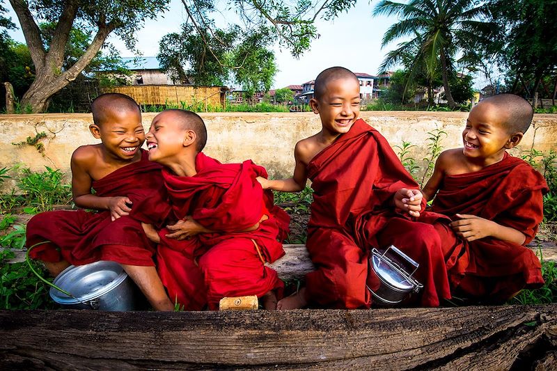 Jeunes moines birmans - Rangoon - Birmanie