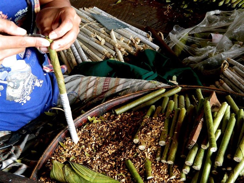 Fabrication de cigares sur le marché du Lac Inle - Birmanie