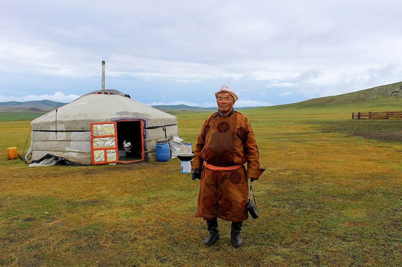 Nomade devant sa yourte - Mongolie