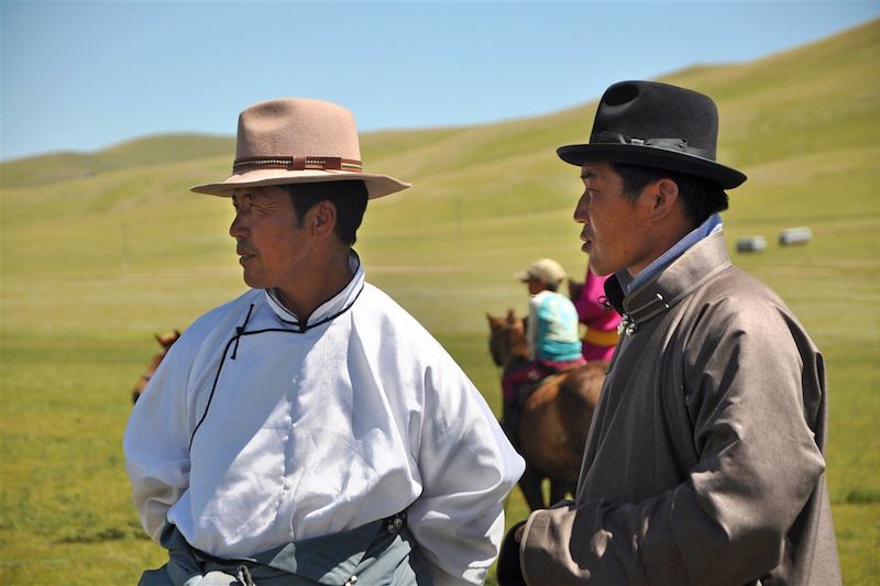 Hommes nomades lors de la fête de Naadam - Mongolie
