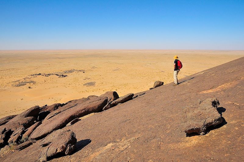 Vue sur le désert depuis le monolithe d'Aicha - Région de l'Adrar - Mauritanie