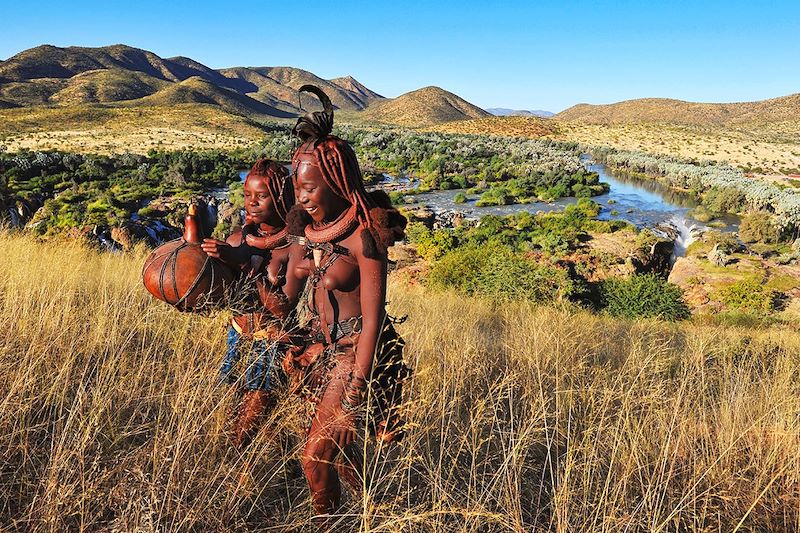 Femlmes Himbas devant les Chutes Epupa - Namibie