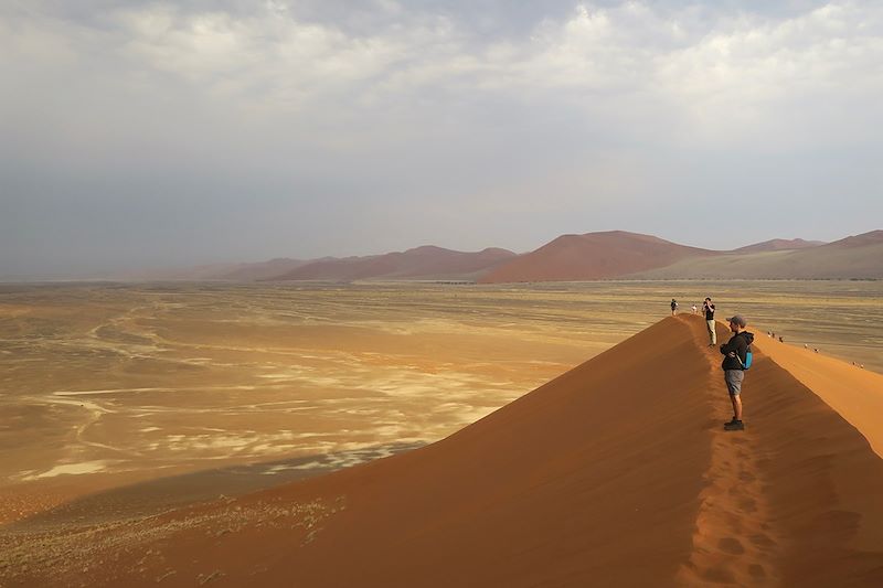 Randonneurs sur la dune 45 - Désert du Namib - Namibie