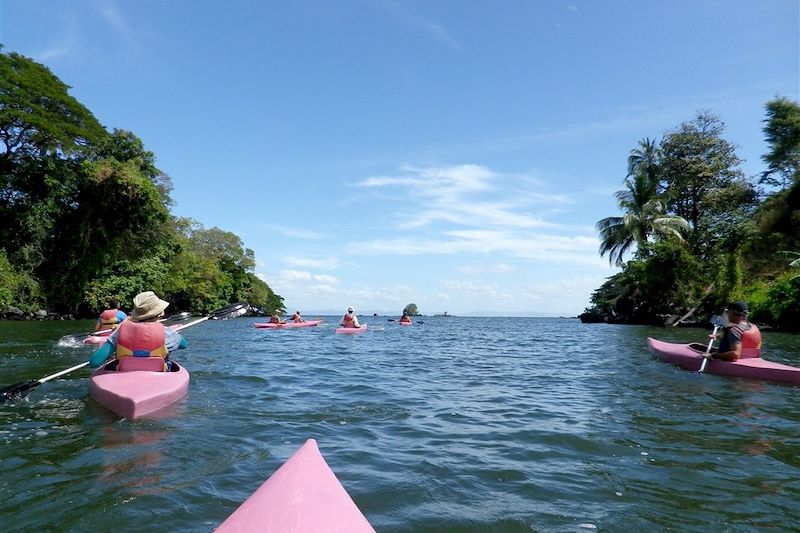 Kayak entre les Isletas de Granada, sur le lac Nicaragua - Nicaragua 