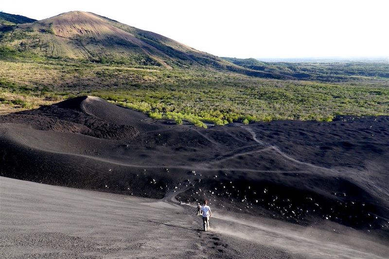 Descente au pas de course dans les cendres du volcan Cerro Negro - Cordillère de Los Maribios - Nicaragua