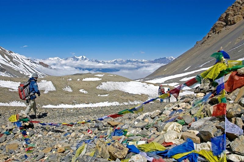 Randonneur dans le col de Thorung La (5416m) - Annapurna - Népal