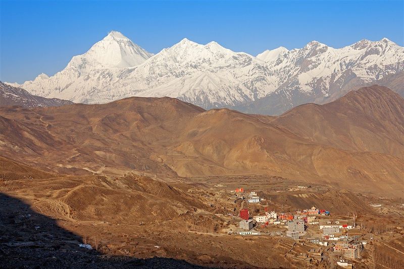 Vue sur le village de Muktinath et le Mont Dhaulagiri (8167 m) - District de Mustang - Népal
