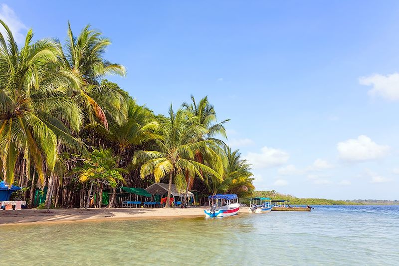 Bateaux amarrés sur une plage de l'archipel de Bocas del Toro - Panama