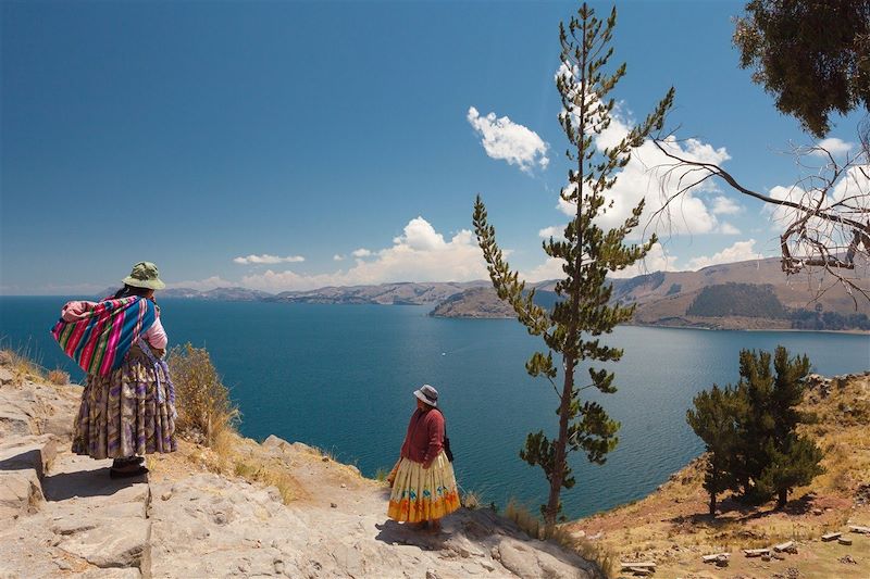 Femmes en costume traditionnel bolivien près du lac Titicaca - Copacabana - Bolivie