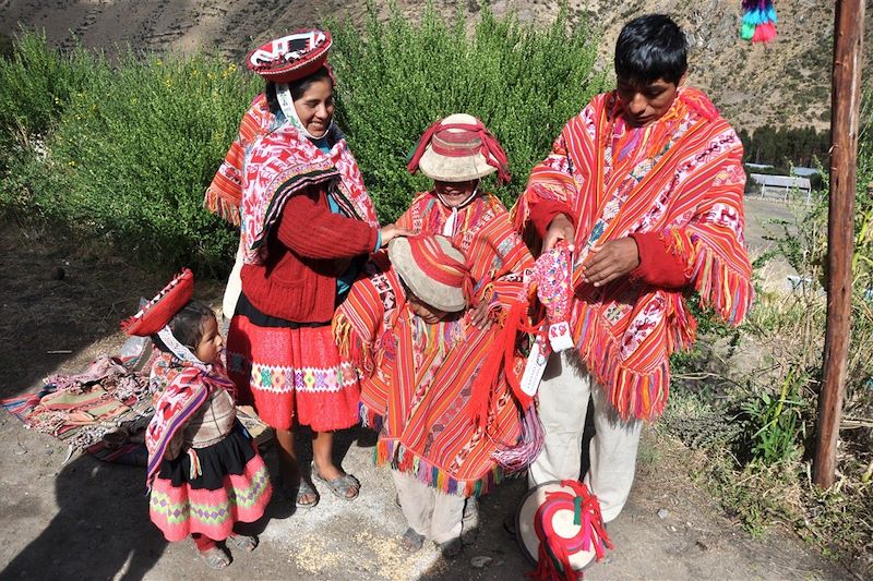 Portrait de famille dans la vallée de Patacancha - Département de Pasco - Pérou