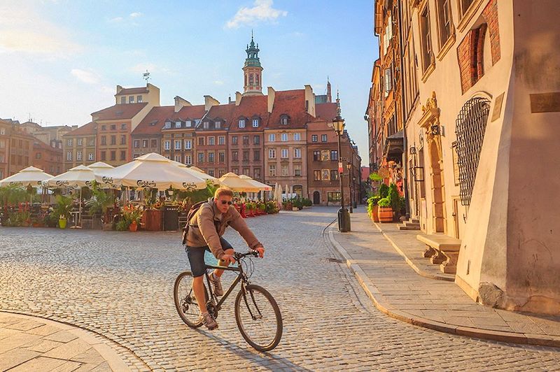 Cycliste sur la place de la vieille ville - Varsovie - Pologne
