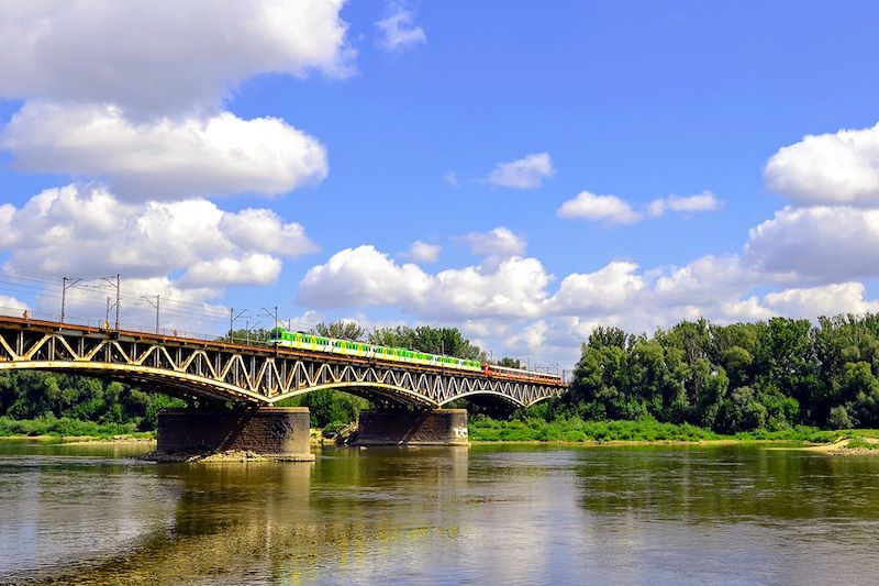 Train sur le pont de Srednicowy - Varsovie - Pologne