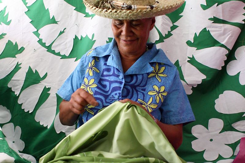 Mama confectionnant un tifaifai - Tahiti - Polynésie