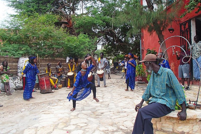 Percussionnistes et danseuse sut l'île de Gorée - Sénégal