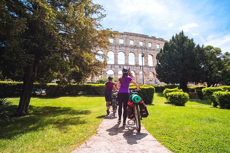 Cyclistes devant l'amphithéâtre de Pula - Pula - Istrie - Croatie