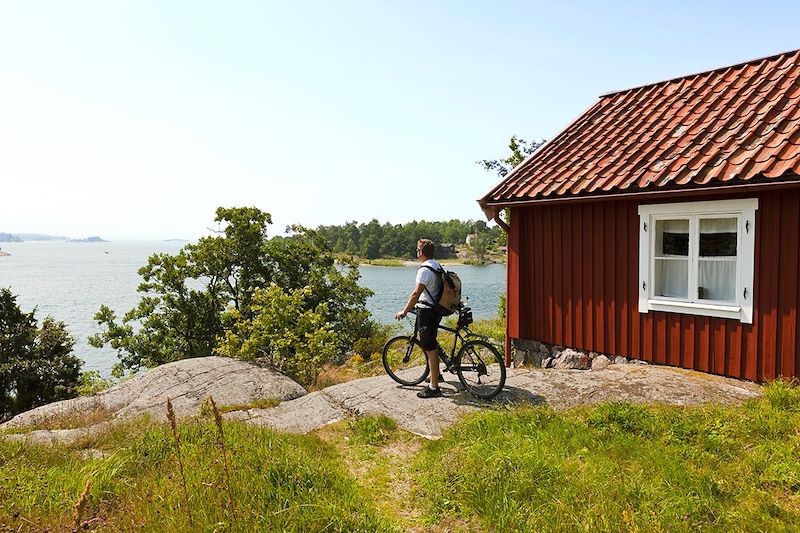 Cycliste dans l'archipel de Stockholm - Möja - Suède
