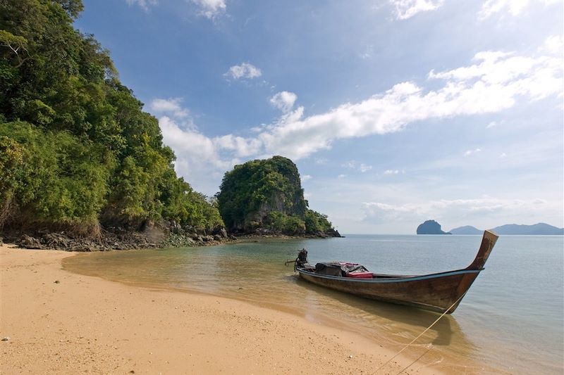 Bateau traditionnel sur une plage de l'île de Yao Yai - Thaïlande