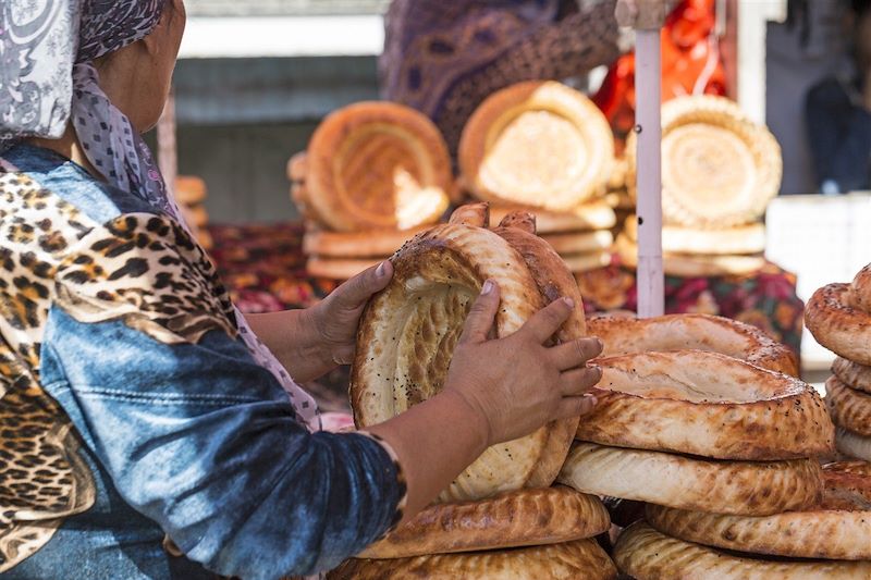 Tokoch, le pain kirghize, sur le marché d'Osh - Kirghizstan