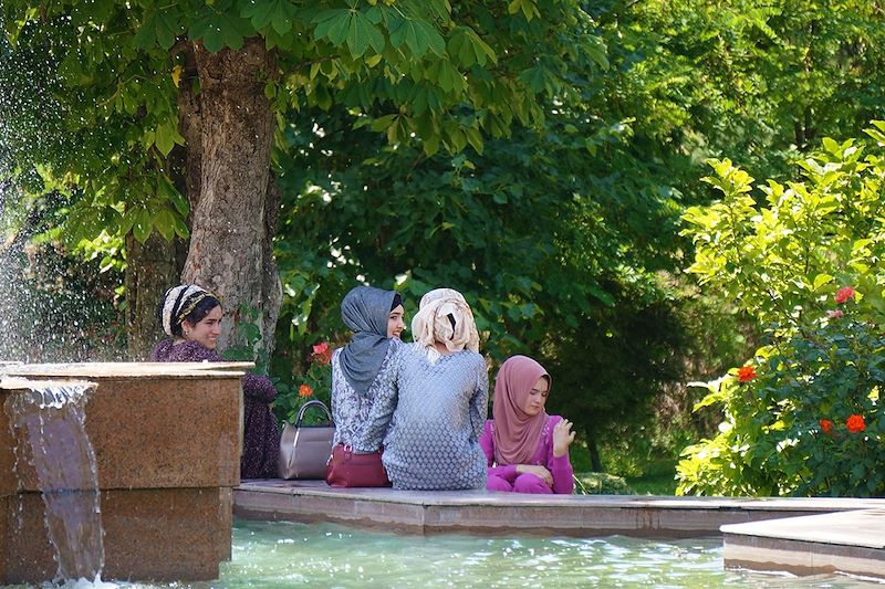 Femmes au bord d'une fontaine - Douchanbé - Tadjikistan