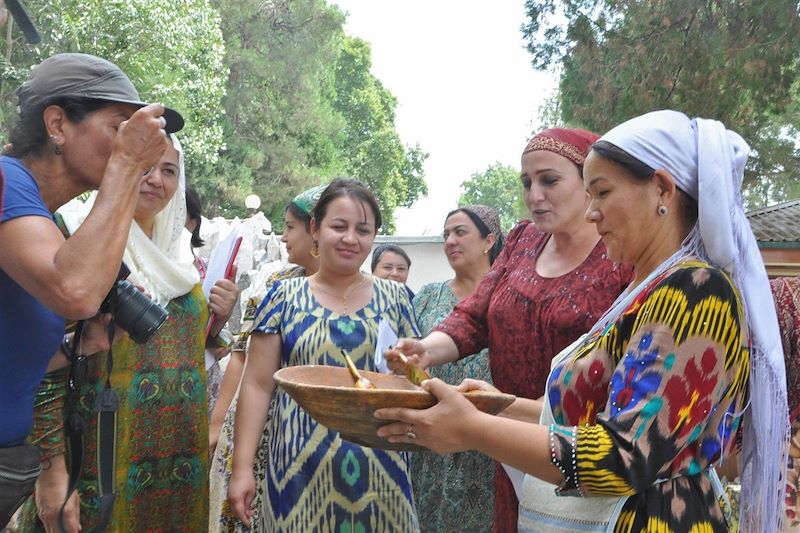 Femme goutant un plat traditionnel préparé par des femmes tadjikes - Tadjikistan