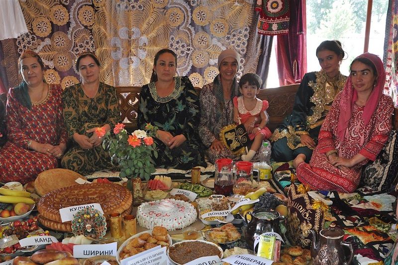 Femmes tadjikes autour d'un repas traditionnel - Tadjikistan
