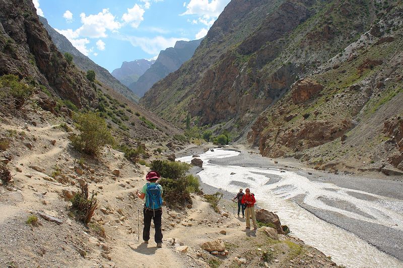 Au bord de la rivière Archamidan - Trek entre Obisafed et Douba - Tadjikistan