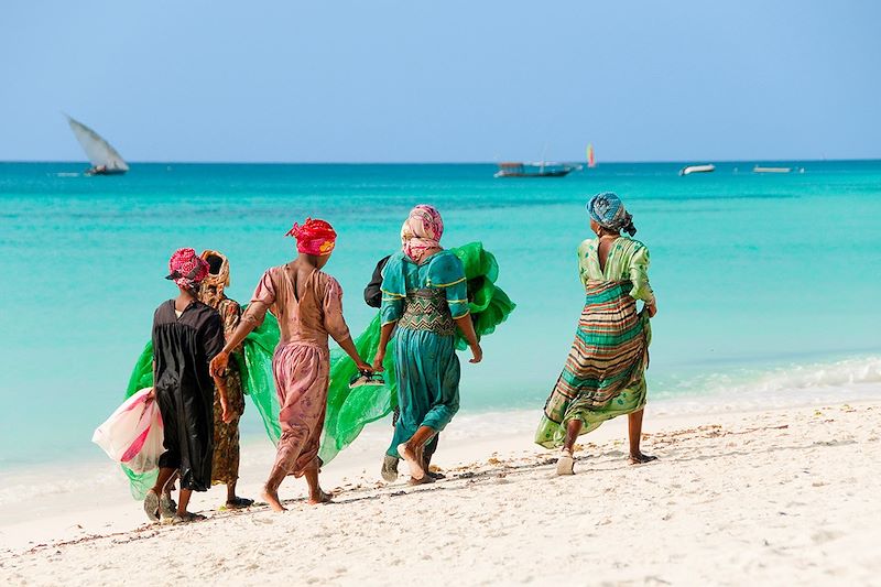 Femmes marchant sur la plage - Zanzibar