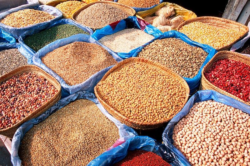 Epices et graines de céréales au marché de Stone Town - Unguja - Zanzibar - Tanzanie